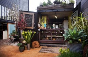 6 Ide Desain Office Containers Untuk Membangun Bisnis 5 toko bunga dari peti kemas