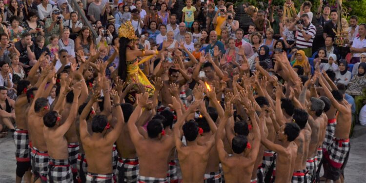 Sejarah Tari Kecak Bali & 5 Lokasi Pertunjukan Terbaik