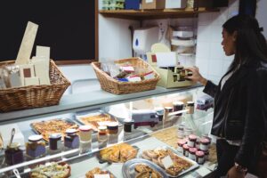 7 Tips Usaha Tempat Makan, Modal Pas-Pasan Tapi Tetap Cuan! 2 tips usaha tempat makan