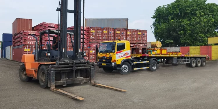 Alat Berat Pengangkut Kontainer: Crane, Stacker, Forklift, Gantry 1 Alat Berat Pengangkut Kontainer
