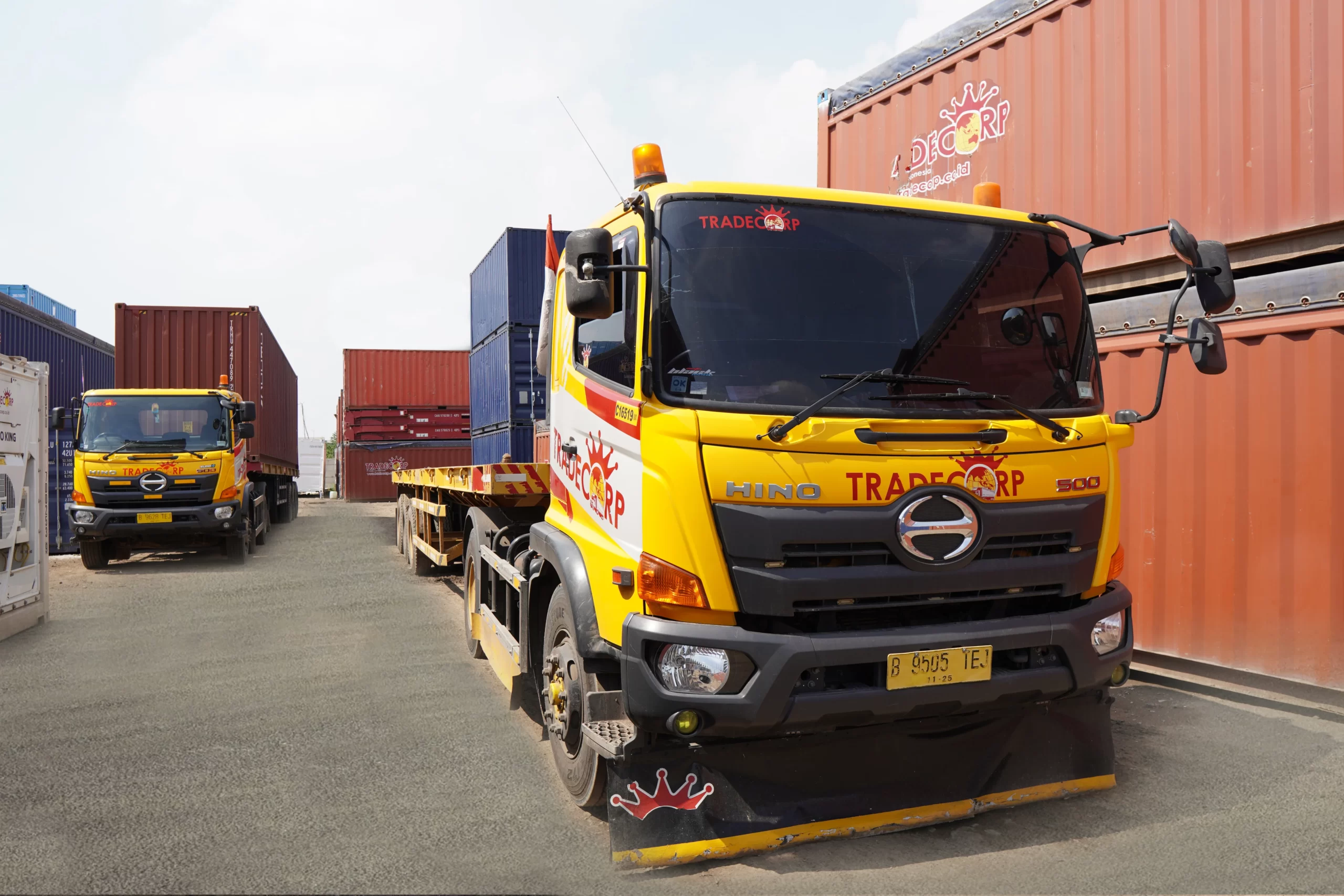 Mengenal ISO Tank Truck (Trailer) dan Bedanya dengan Tronton 2 Angkut ISO tank container dengan truk trailer
