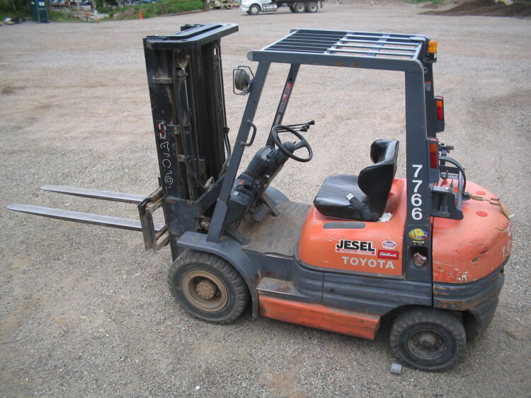 Alat Berat Pengangkut Kontainer: Crane, Stacker, Forklift, Gantry 4 Forklift