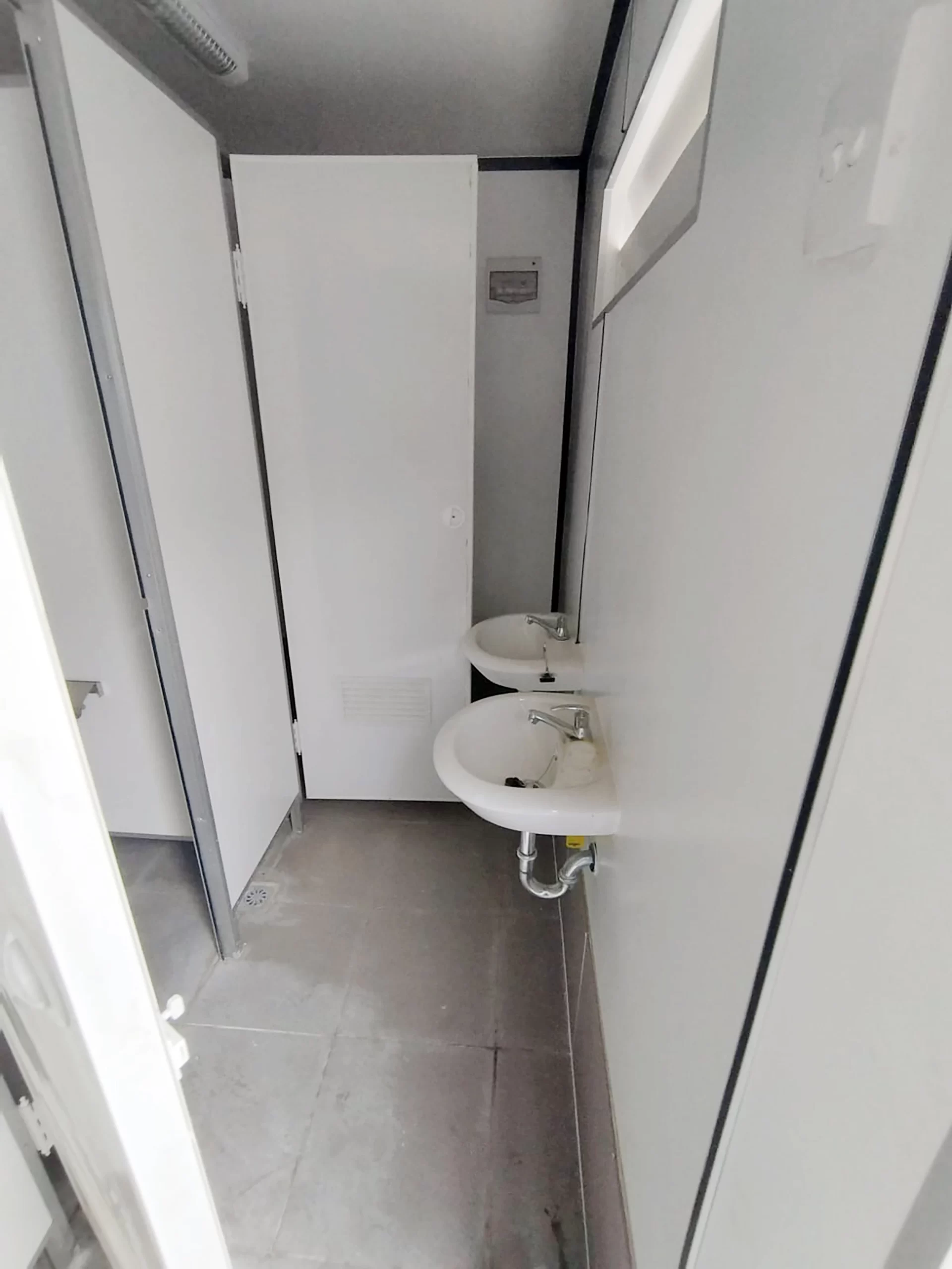Desain Fasilitas MCK Minimalis Kontainer Modifikasi & Modular 11 Kontainer Modifikasi Toilet Indoor 1