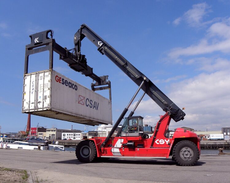 Alat Berat Pengangkut Kontainer: Crane, Stacker, Forklift, Gantry 3 Reach Stacker (RS)