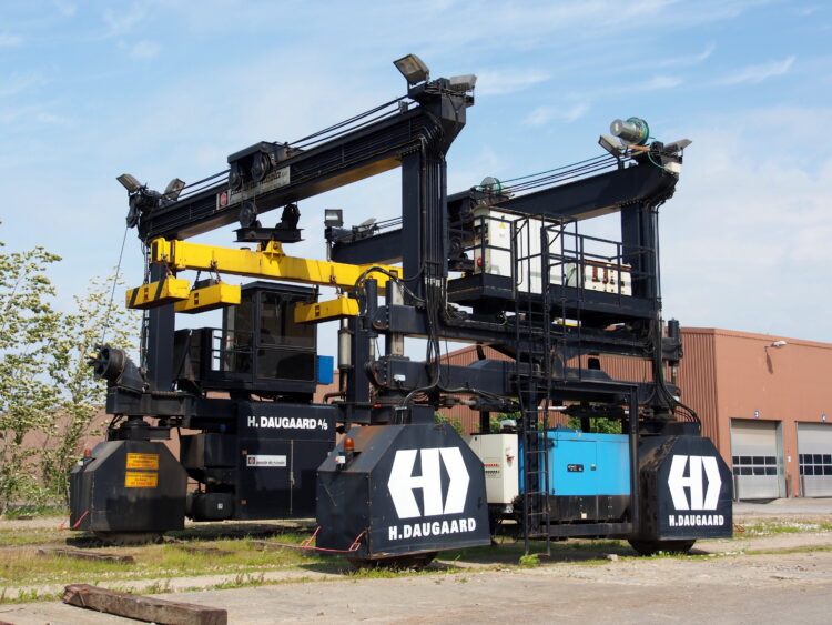Alat Berat Pengangkut Kontainer: Crane, Stacker, Forklift, Gantry 5 Rubber Tyred Gantry (RTG)