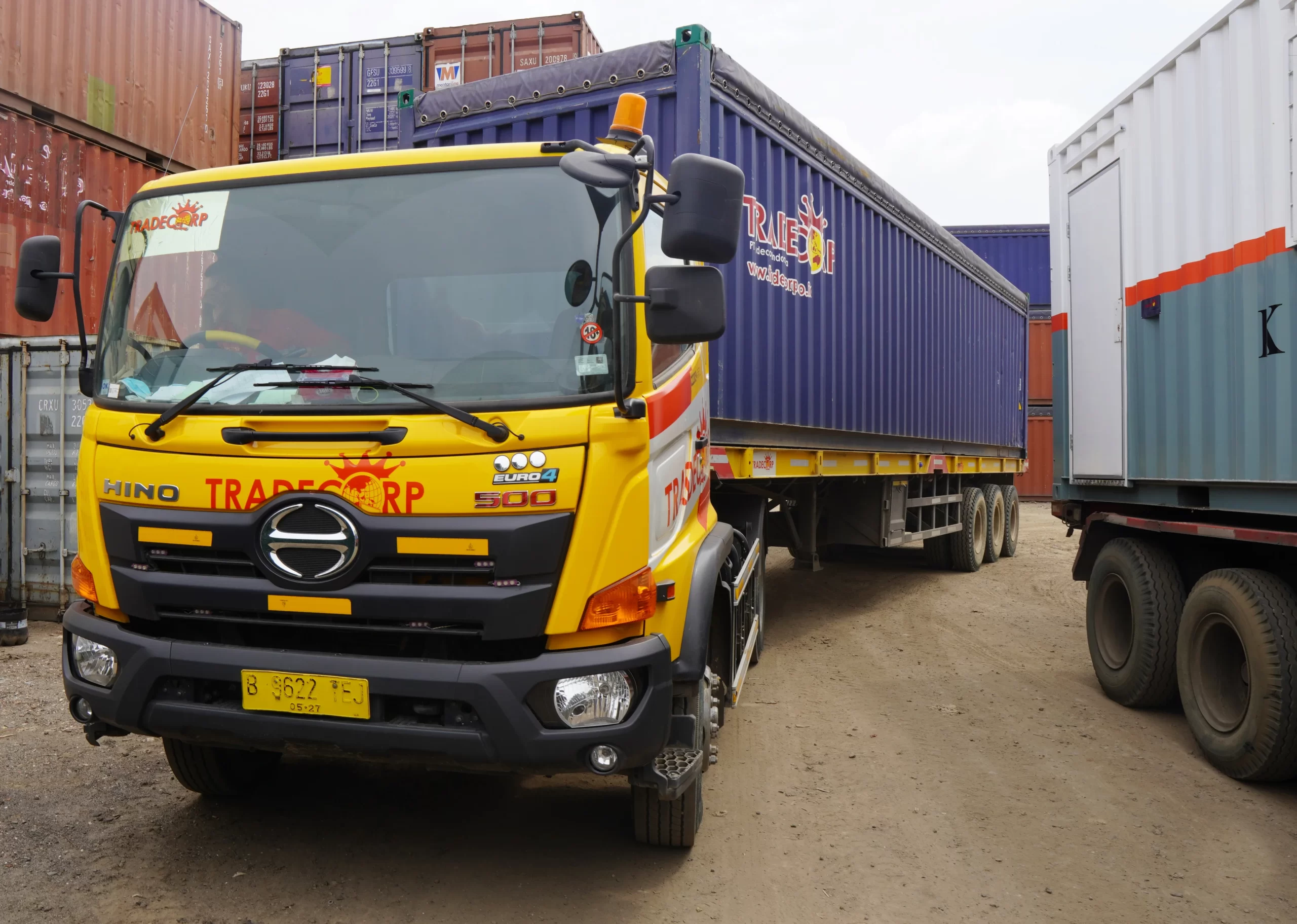 Mengenal ISO Tank Truck (Trailer) dan Bedanya dengan Tronton 4 Truk trailer untuk angkut ISO tank container