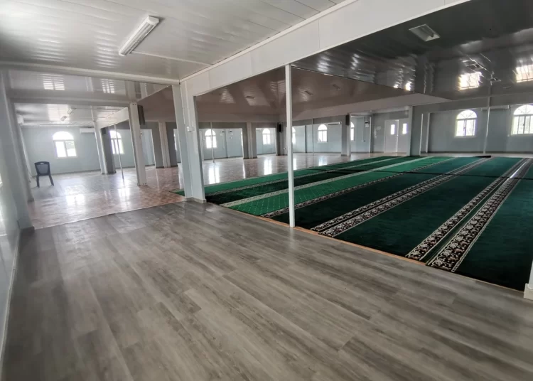 Rumah Peti Kemas dengan Model Minimalis, Cek Desainnya 5 ModBox Indoor Masjid
