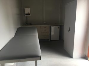 Fasilitas P3k di Tempat Kerja, Prosedur dan Solusi Bangunan! 6 Fasilitas P3k di Tempat Kerja, first aid room container, first aid rooms, first aid container, klinik container, klinik kontainer, ugd container, igd container