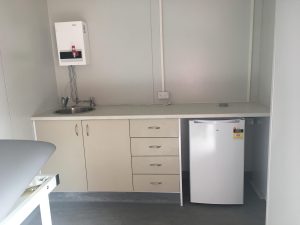 Fasilitas P3k di Tempat Kerja, Prosedur dan Solusi Bangunan! 14 Fasilitas P3k di Tempat Kerja, first aid room container, first aid rooms, first aid container, klinik container, klinik kontainer, ugd container, igd container