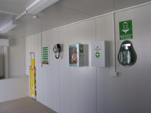 Fasilitas P3k di Tempat Kerja, Prosedur dan Solusi Bangunan! 12 Fasilitas P3k di Tempat Kerja, first aid room container, first aid rooms, first aid container, klinik container, klinik kontainer, ugd container, igd container