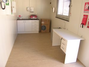 Fasilitas P3k di Tempat Kerja, Prosedur dan Solusi Bangunan! 9 Fasilitas P3k di Tempat Kerja, first aid room container, first aid rooms, first aid container, klinik container, klinik kontainer, ugd container, igd container