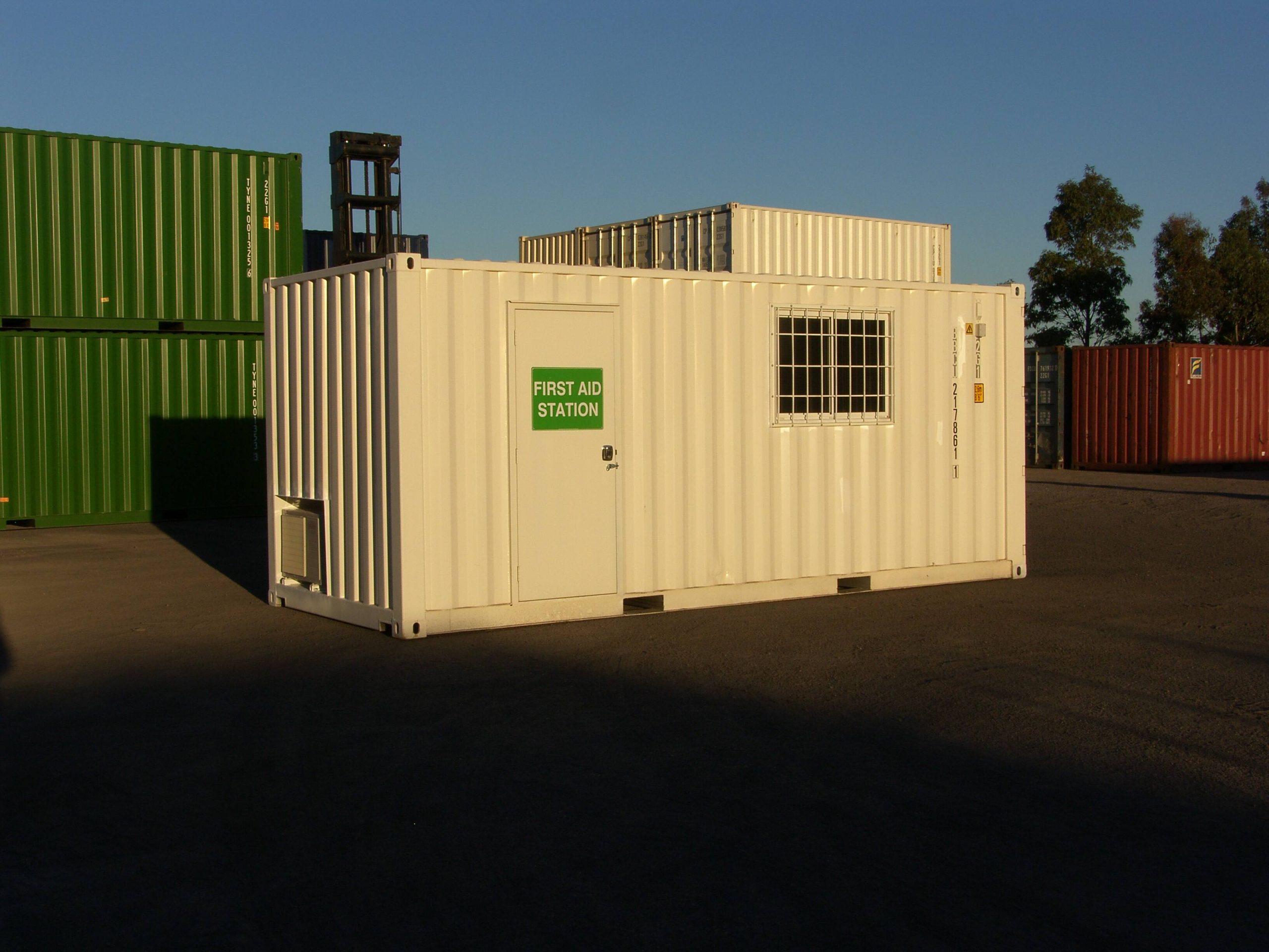 Custom Container Jadi Office, Mess, Toilet, Gudang, Bengkel 19 Fasilitas P3k di Tempat Kerja, Prosedur dan Solusi Bangunan!
