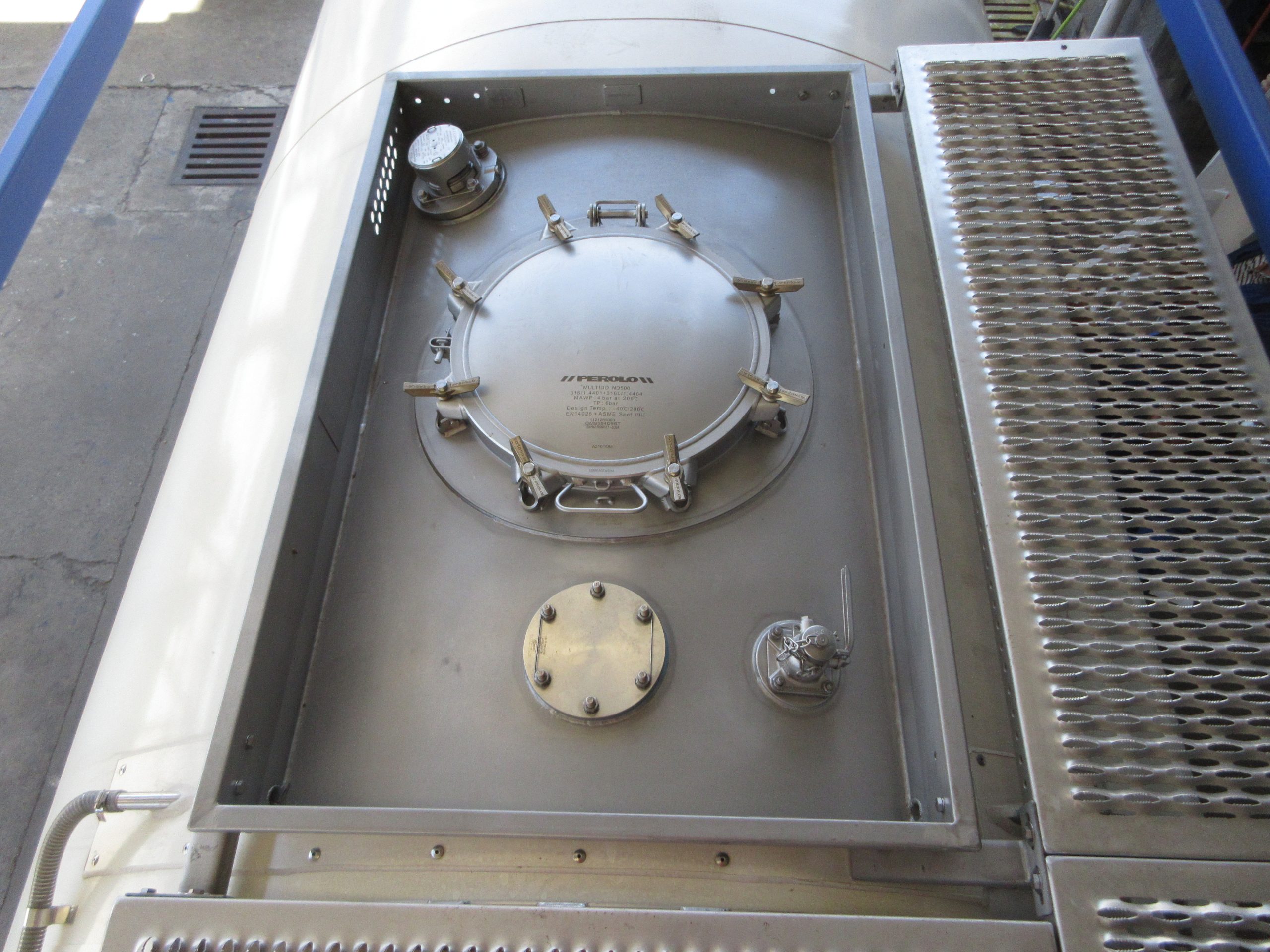 Tangki Minyak Goreng dari ISO Tank untuk Distribusi 6 Tangki Minyak Goreng dari ISO Tank 6