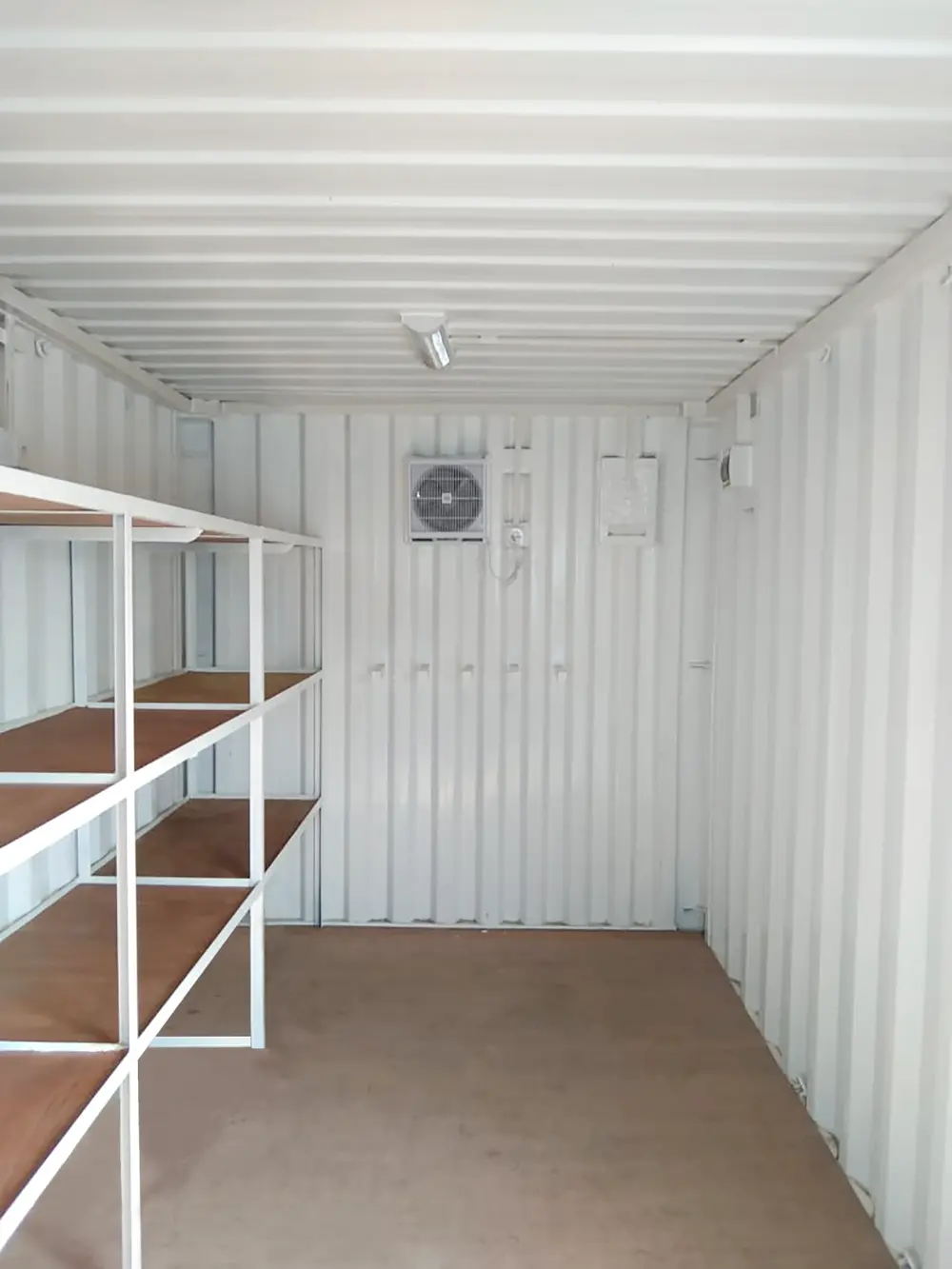 Minimalist Storage Concept with Containers 5 Gudang Proyek dari Kontainer Modifikasi 4