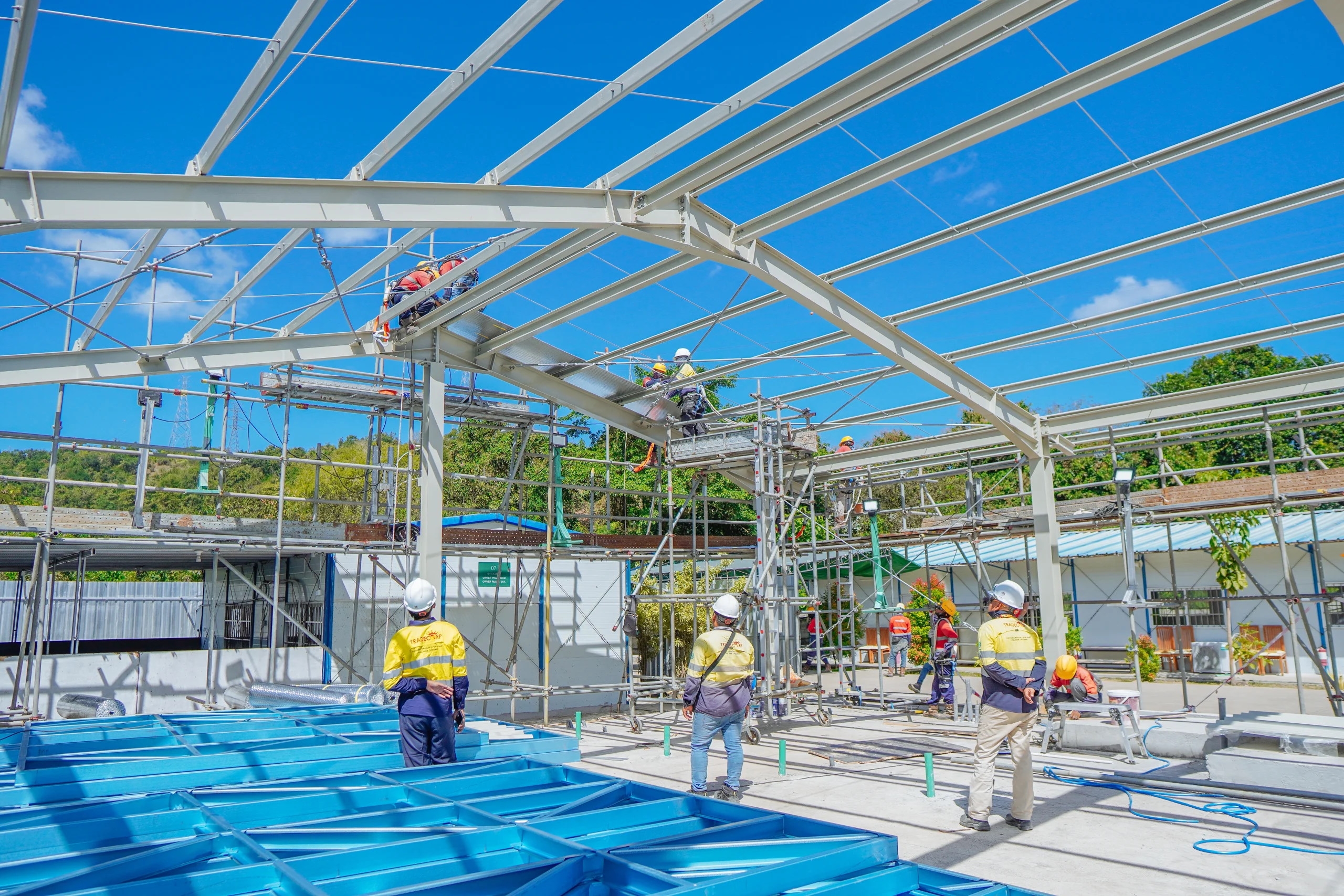 Prefabricated Warehouse Made from Steel Frame: Designs & Benefits 3 Konstruksi Gudang Baja WF Bentang 4