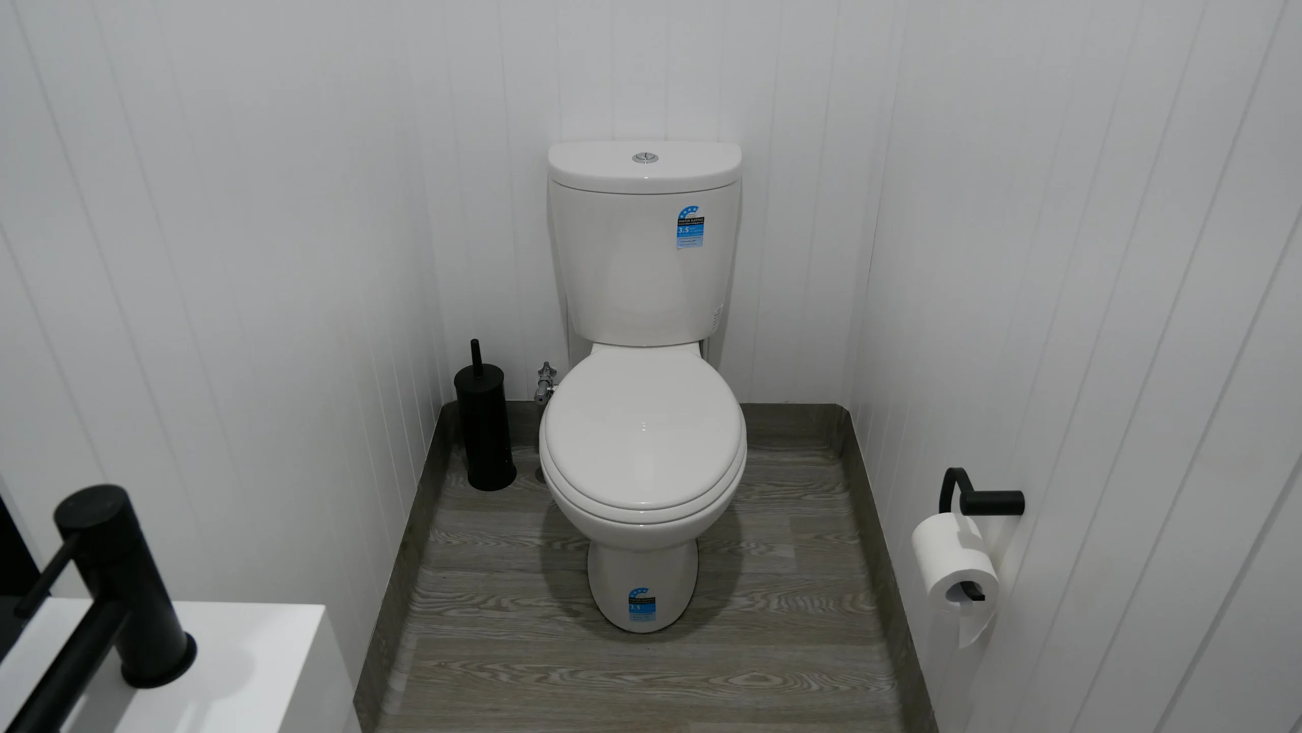 Toilet Umum Minimalis Modern: Kontainer Modifikasi & Modular 7 Toilet Umum Minimalis Modern 6 scaled
