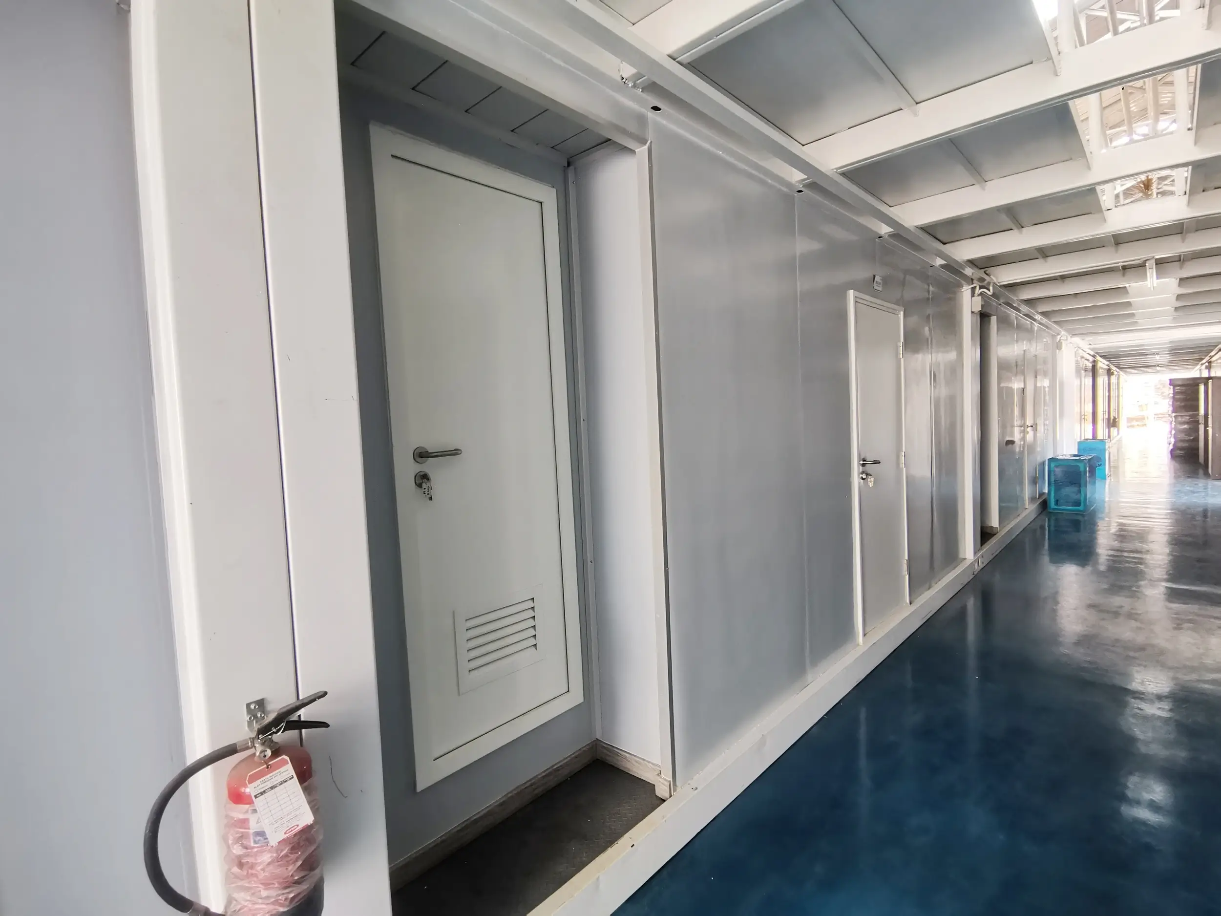 Toilet Umum Minimalis Modern: Kontainer Modifikasi & Modular 10 Toilet Umum Minimalis Modern dari Modular 3