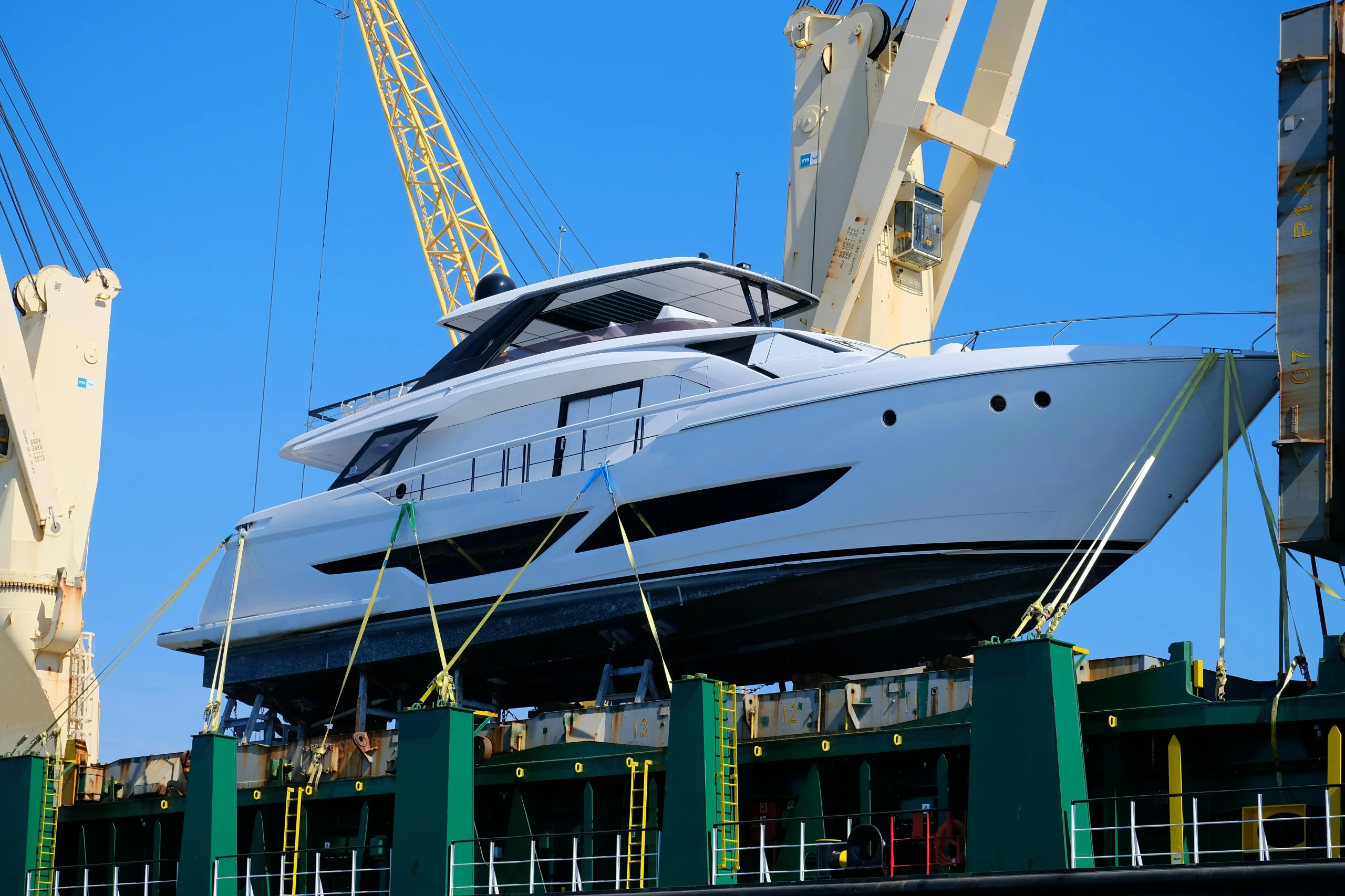 Oversized Cargo: Contoh & Transportasinya dengan Flat Rack dan Roll Trailer 2 Yacht Oversized Cargo