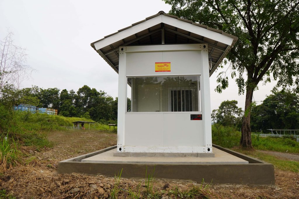 Modbox Coal Mining Camp Pos Security warna putih di tengah site project.